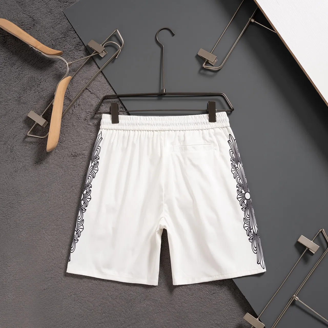 🅿️130 #V2410 [Replenishment all year round] 𝐂𝐡𝐫𝐨𝐦𝐞 𝐡𝐞𝐚𝐫𝐭𝐬 Croix heart new summer beach pants LV classic printed quick-drying three-quarter pants, same style for men and women, the fabric is made of polyester fiber for customers, stain-resistant and wrinkle-resistant, the most suitable material for summer outings It is guaranteed to be cool and comfortable enough at the same time. It is super stylish when you wear it casually. You can clearly see the texture and other things by looking at the photos. It is not an ordinary market material that can seduce a person who wants to go on vacation in minutes. Pockets on both sides. Drawstring at the waist. Very practical design, with impeccable workmanship, details and fit. Can be worn as casual pants or beach pants. A must-have for beach vacations, home leisure, gym equipment, morning running and night running. Practicality takes into account functionality. Color: Black White Size: M-XXXL